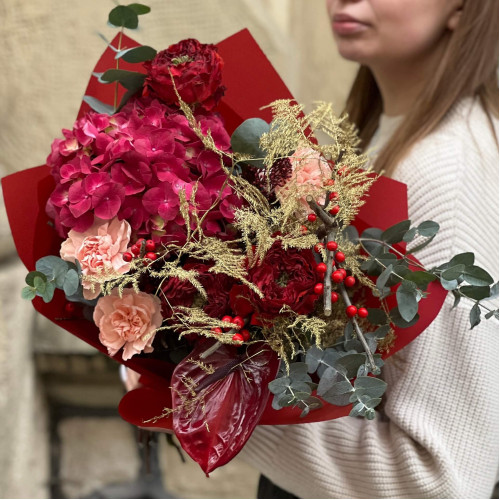 Яскравий букет з гортензією «Спокуслива малина»