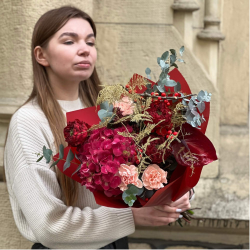 Яскравий букет з гортензією «Спокуслива малина»