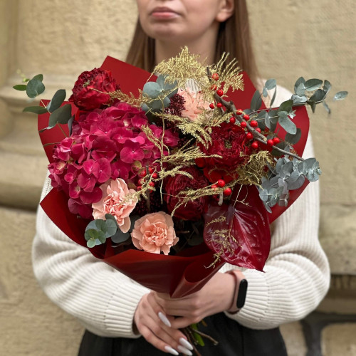 Яскравий букет з гортензією «Спокуслива малина»