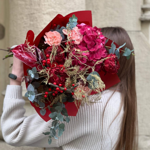 Яскравий букет з гортензією «Спокуслива малина»