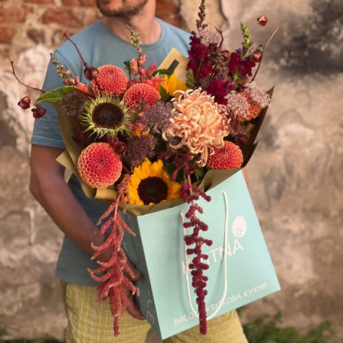 Садовий букет з соняшниками та жоржинами «Щедрий серпень»