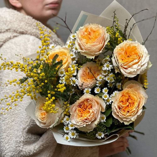 Теплий букет з піоновидною трояндою Crystal «Польове сонечко»