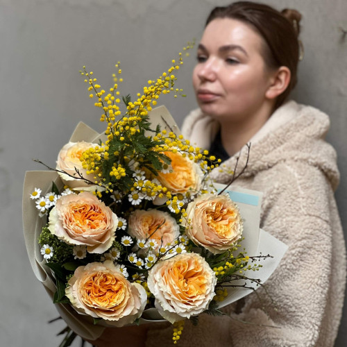 Теплий букет з піоновидною трояндою Crystal «Польове сонечко»