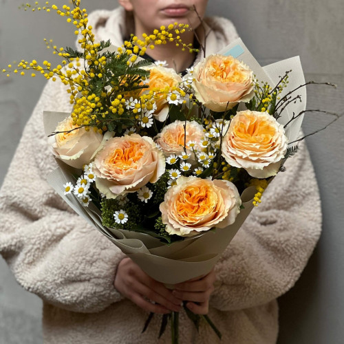 Теплий букет з піоновидною трояндою Crystal «Польове сонечко»