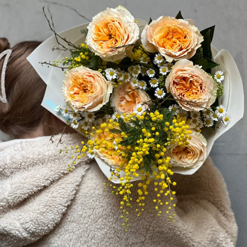 Теплий букет з піоновидною трояндою Crystal «Польове сонечко»
