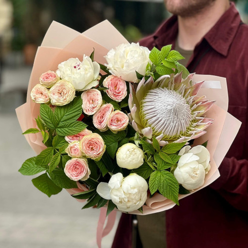 Цікавий букет з протеєю та півоніями «Літня зірка»