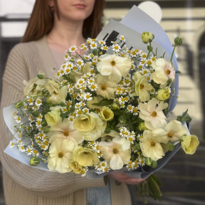 Мерехтливий світлий букет з ранункулюсами Butterfly «Танець метеликів»