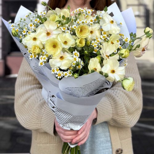 Мерехтливий світлий букет з ранункулюсами Butterfly «Танець метеликів»