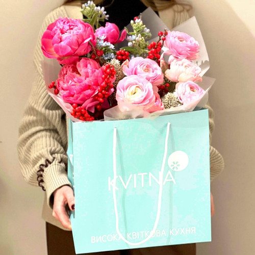 Стильний яскравий букет з півоніями та ранункулюсами «Сапфіровий блиск»