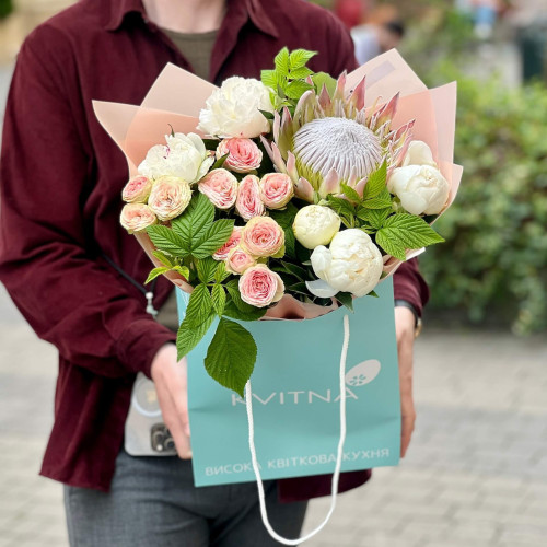 Цікавий букет з протеєю та півоніями «Літня зірка»