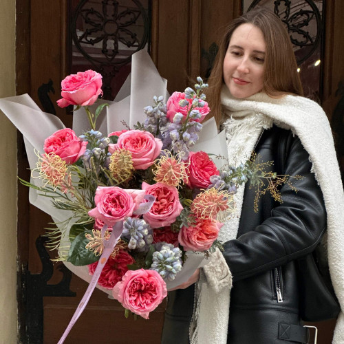 Повітряний яскравий букет з трояндами, дельфініумом та гревілеєю «Квітковий феєрверк»