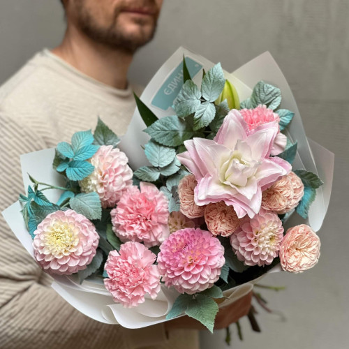 Світлий пастельний букет «Рожевий візерунок»