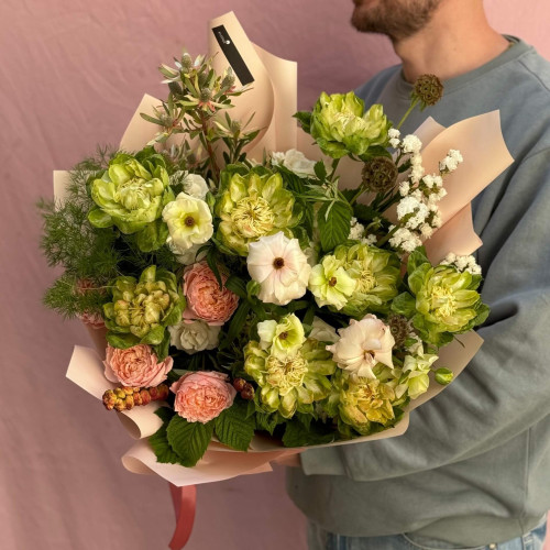 Цікавий букет з піоновидними трояндами та лукадендроном «Квіточка дракона»