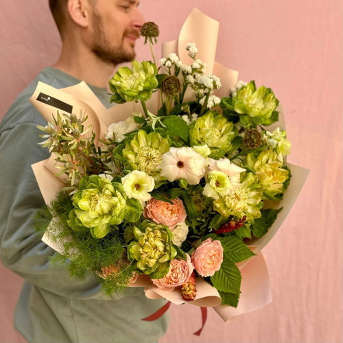 Цікавий букет з піоновидними трояндами та лукадендроном «Квіточка дракона»