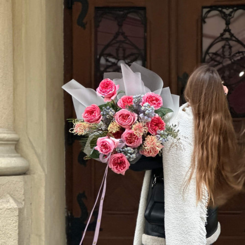 Повітряний яскравий букет з трояндами, дельфініумом та гревілеєю «Квітковий феєрверк»