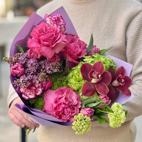 Яскравий букет з гортензією та цимбідіумом «Пурпурова любов»