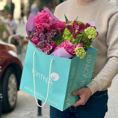 Яскравий букет з гортензією та цимбідіумом «Пурпурова любов»