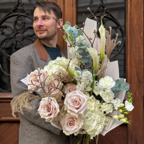 Повітряний букет з трояндами та каллою «Прозорі сни»