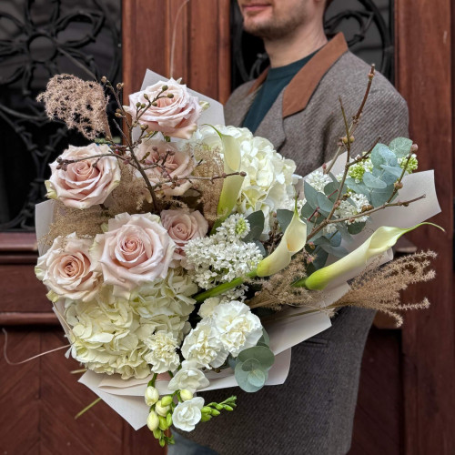 Повітряний букет з трояндами та каллою «Прозорі сни»