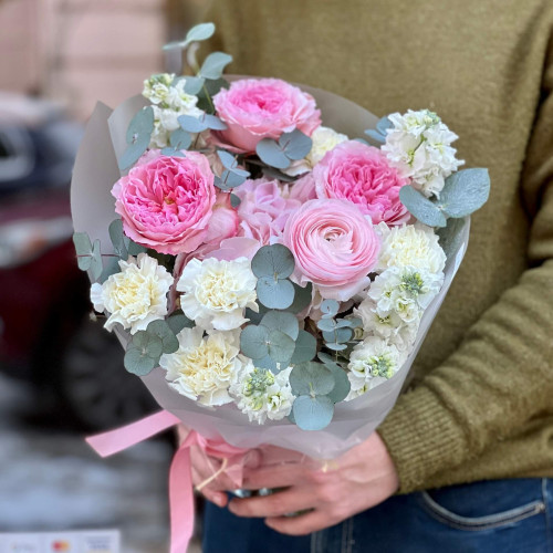 Вишуканий букет з півонієподібними трояндами та ранункулюсами «Романтичний привіт»