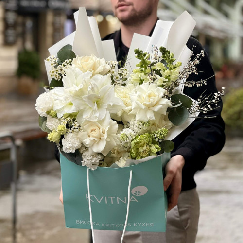 Роскошный букет с амариллисом и эустомой «Фантастическое утро»