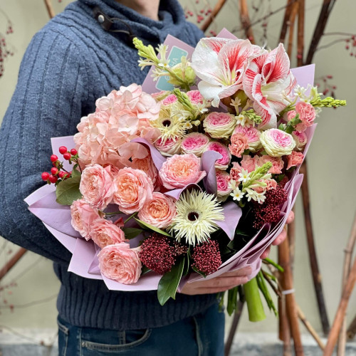 Барвистий букет з амарилісом та кущовою піоновидною трояндою «Цікава мозаїка»