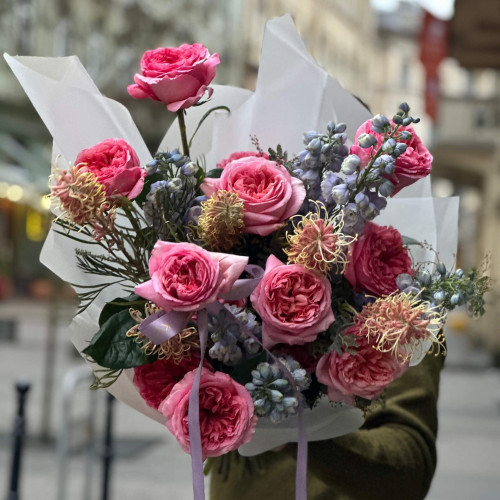Повітряний яскравий букет з трояндами, дельфініумом та гревілеєю «Квітковий феєрверк»