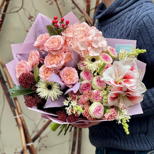 Барвистий букет з амарилісом та кущовою піоновидною трояндою «Цікава мозаїка»