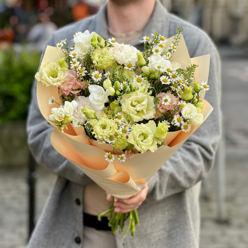 Ніжний букет в польовому стилі з еустомою «Ласкаве тепло»
