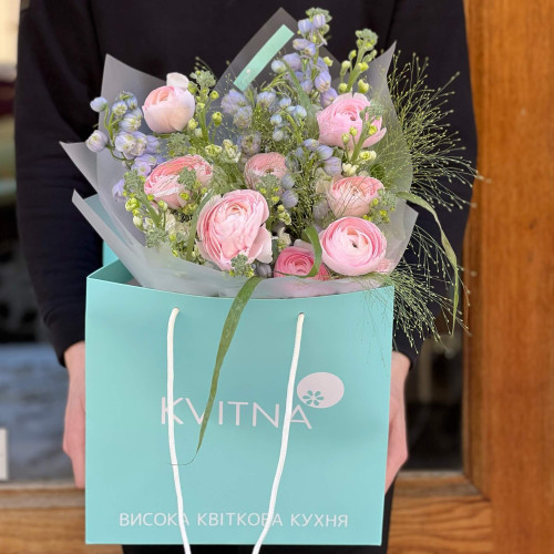 Завораживающий букет из нежно-розового ранункулюса и душистой маттиолы «Волшебная Татьяна»