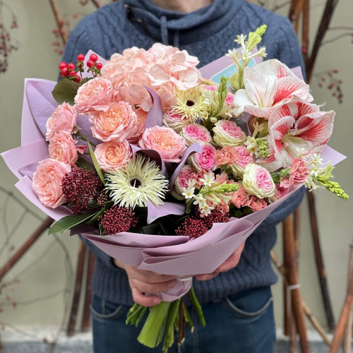 Барвистий букет з амарилісом та кущовою піоновидною трояндою «Цікава мозаїка»