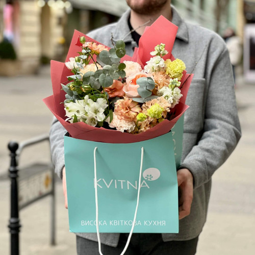 Изысканный букет с эустомой и ранункулюсом «Персиковое суфле»