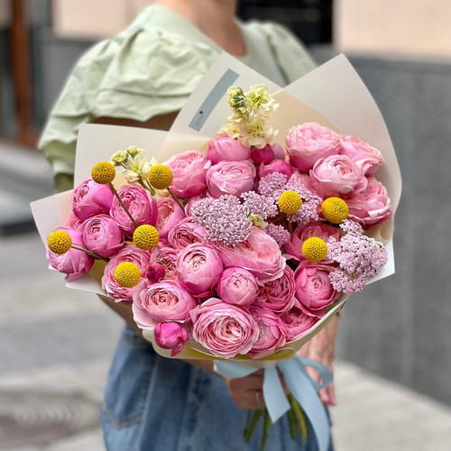 Літній букет з кущової піоновидної троянди та краспедії «Сонячні зірочки»