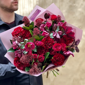 Червоний букет з кущової троянди та хелеборуса «Ніч кохання»