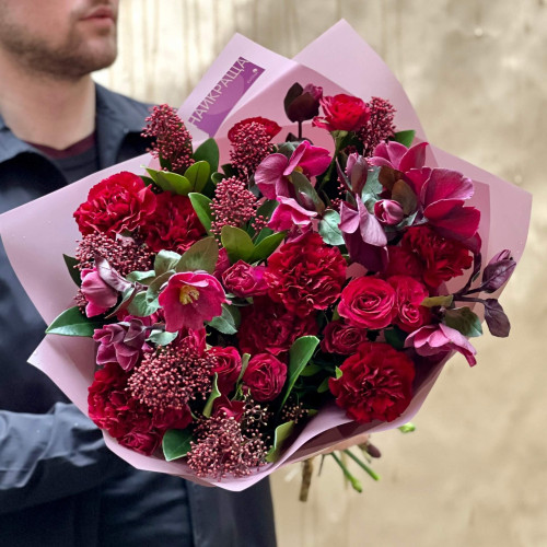 Червоний букет з кущової троянди та хелеборуса «Ніч кохання»