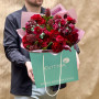 Червоний букет з кущової троянди та хелеборуса «Ніч кохання»