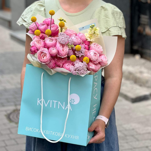 Літній букет з кущової піоновидної троянди та краспедії «Сонячні зірочки»