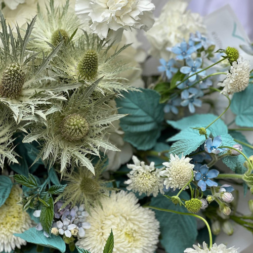 Світлий букет у біло-блакитних відтінках «Подих неба»