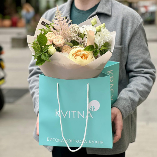 Кремовий букет з півонією «Львівська перлинка»