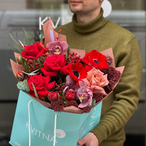 Соковитий букет із червоних анемонів та мереживної скімії з додаванням троянд «Червоний красунчик»