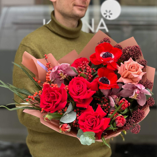 Соковитий букет із червоних анемонів та мереживної скімії з додаванням троянд «Червоний красунчик»