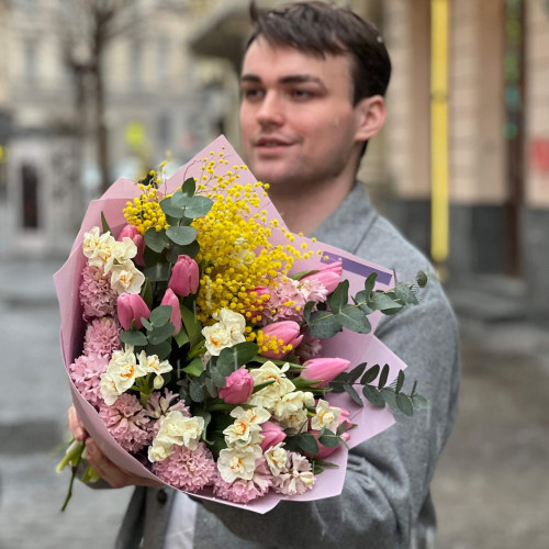 Цікавий пахучий букет з гіацинтами «Весняний мед»