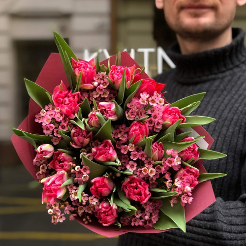 17 яскравих півонієвидних тюльпанів та хамелаціум у букеті «Яскрава сенсація»