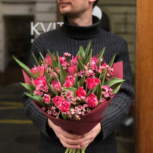 17 яскравих півонієвидних тюльпанів та хамелаціум у букеті «Яскрава сенсація»