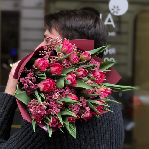 17 яскравих півонієвидних тюльпанів та хамелаціум у букеті «Яскрава сенсація»