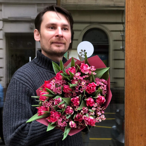 17 яскравих півонієвидних тюльпанів та хамелаціум у букеті «Яскрава сенсація»