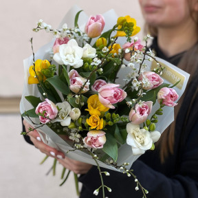 Світлий весняний букет «Радісна посмішка»