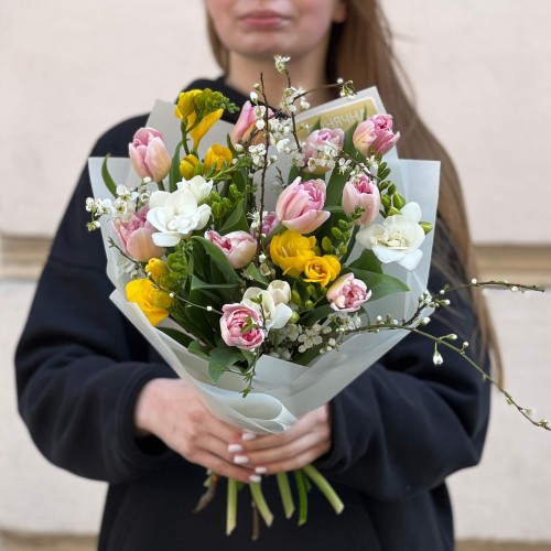 Світлий весняний букет «Радісна посмішка»