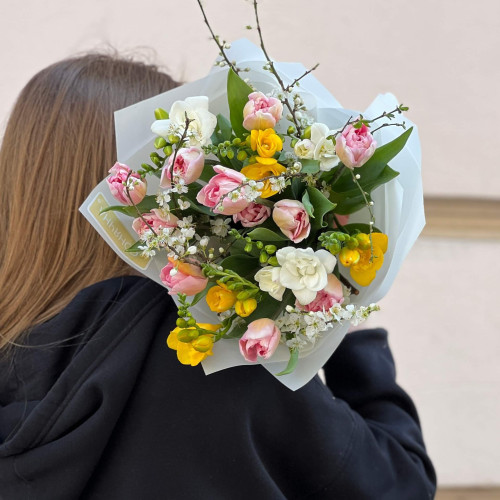 Світлий весняний букет «Радісна посмішка»