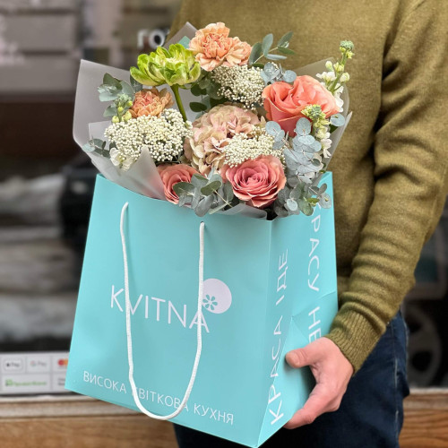 Уютный карамельный букет с гортензией и розами «Привкус какао»